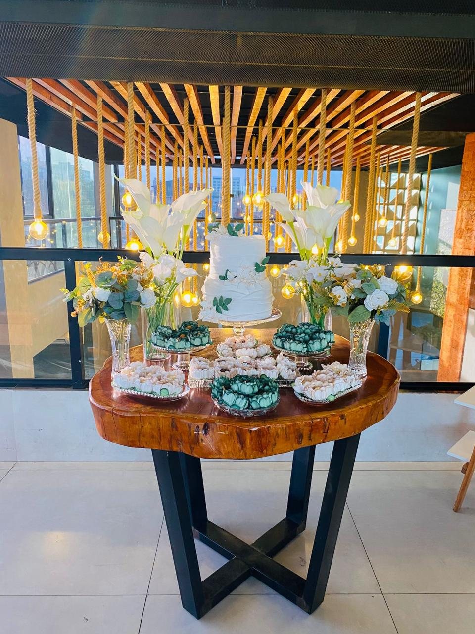 Bolo e mesa de doces no Saguari