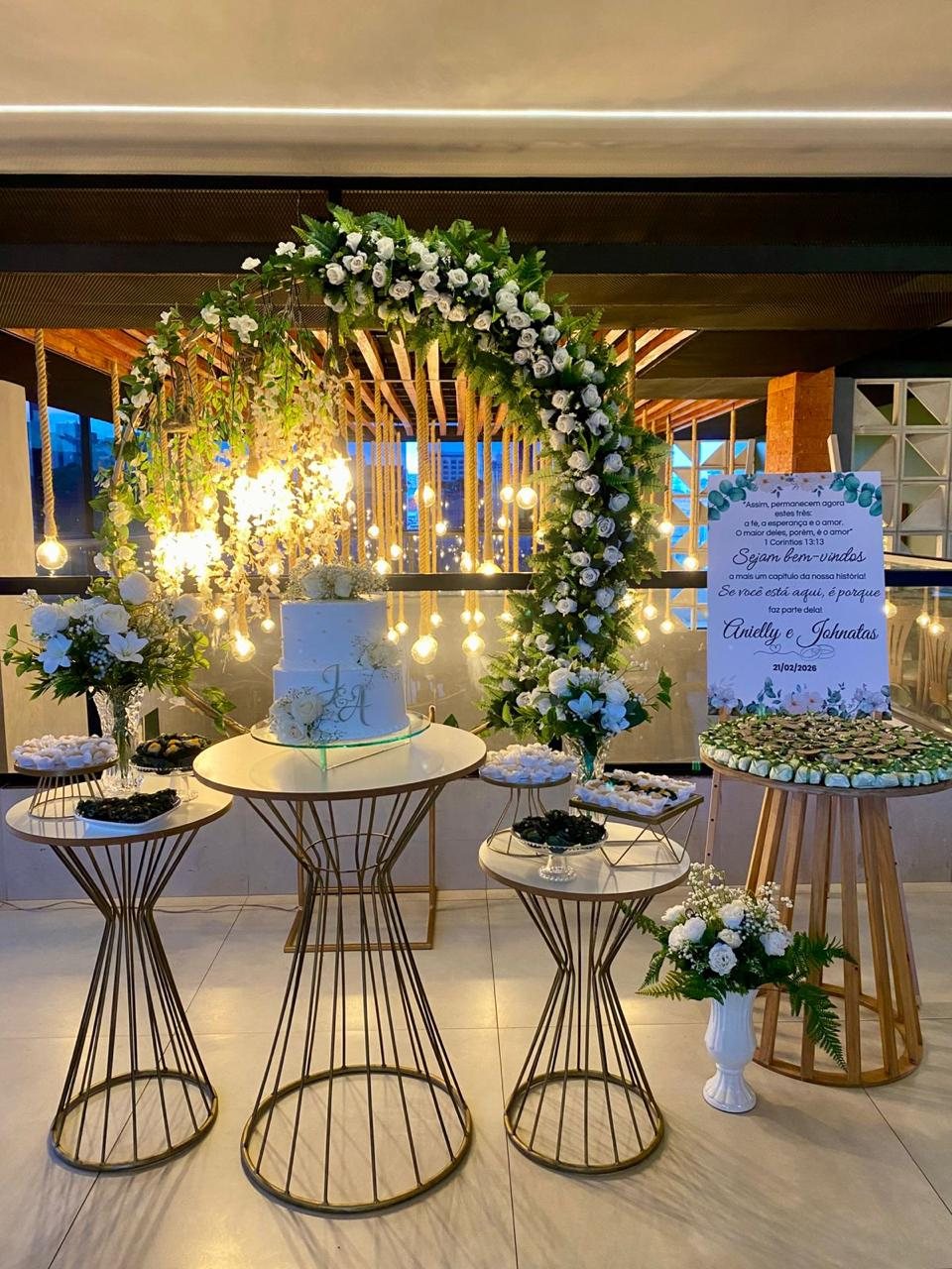 Arco de flores e bolo de casamento no Saguari