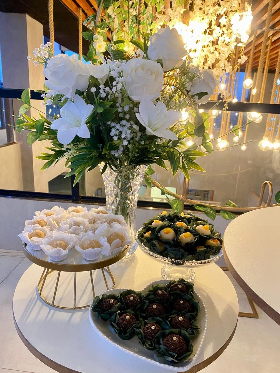 Flores e mesa de doces
